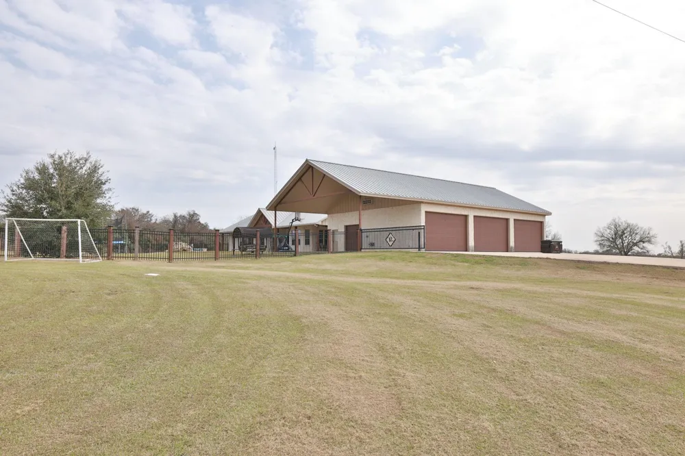 4999 Pin Oak Road Franklin, TX 77856