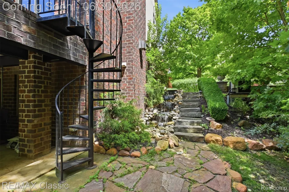 8033 Pine Ridge Court Salem Township, MI 48168