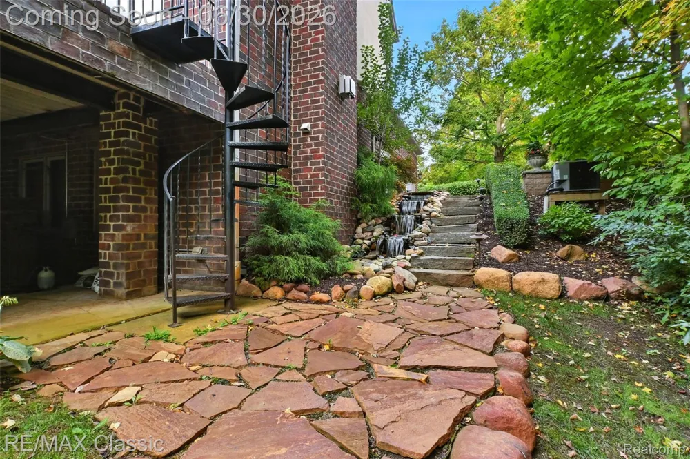 8033 Pine Ridge Court Salem Township, MI 48168