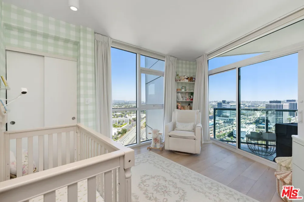 13600 Marina Pointe Drive #1906 Marina del Rey, CA 90292
