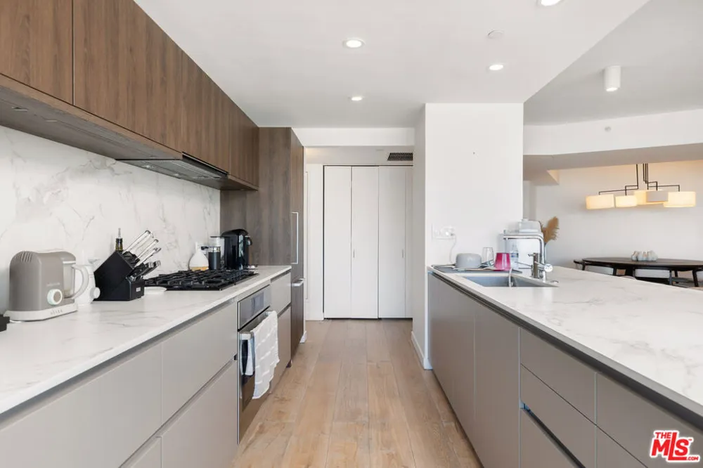 13600 Marina Pointe Drive #1906 Marina del Rey, CA 90292