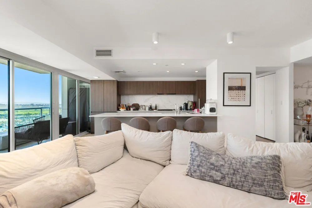 13600 Marina Pointe Drive #1906 Marina del Rey, CA 90292