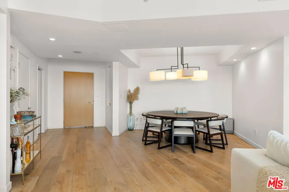 13600 Marina Pointe Drive #1906 Marina del Rey, CA 90292
