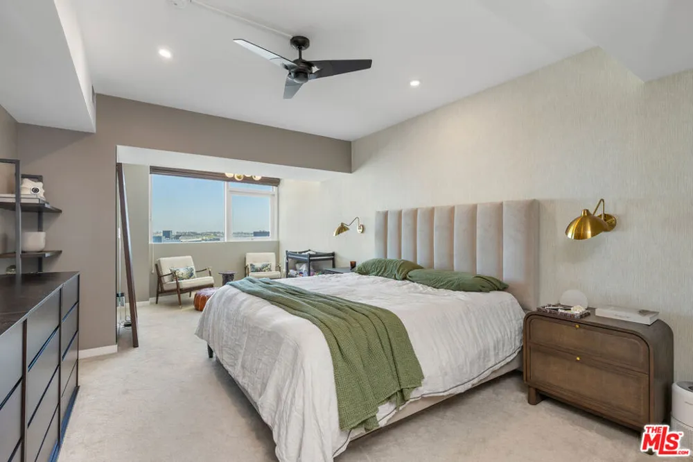 13600 Marina Pointe Drive #1906 Marina del Rey, CA 90292