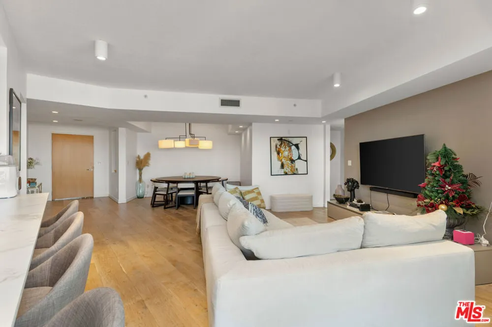 13600 Marina Pointe Drive #1906 Marina del Rey, CA 90292