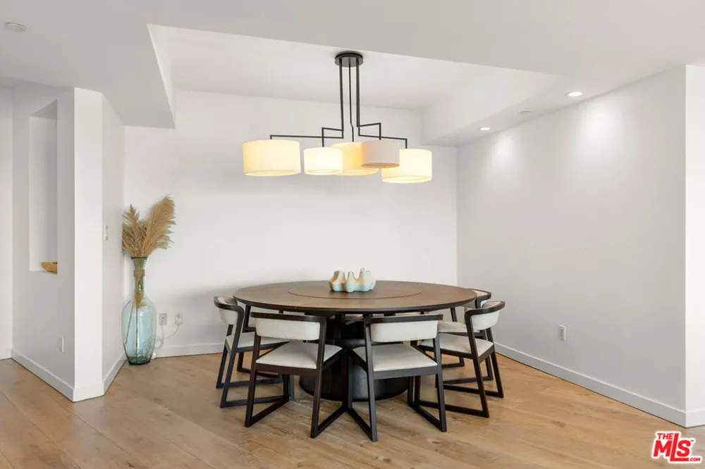 13600 Marina Pointe Drive #1906 Marina del Rey, CA 90292