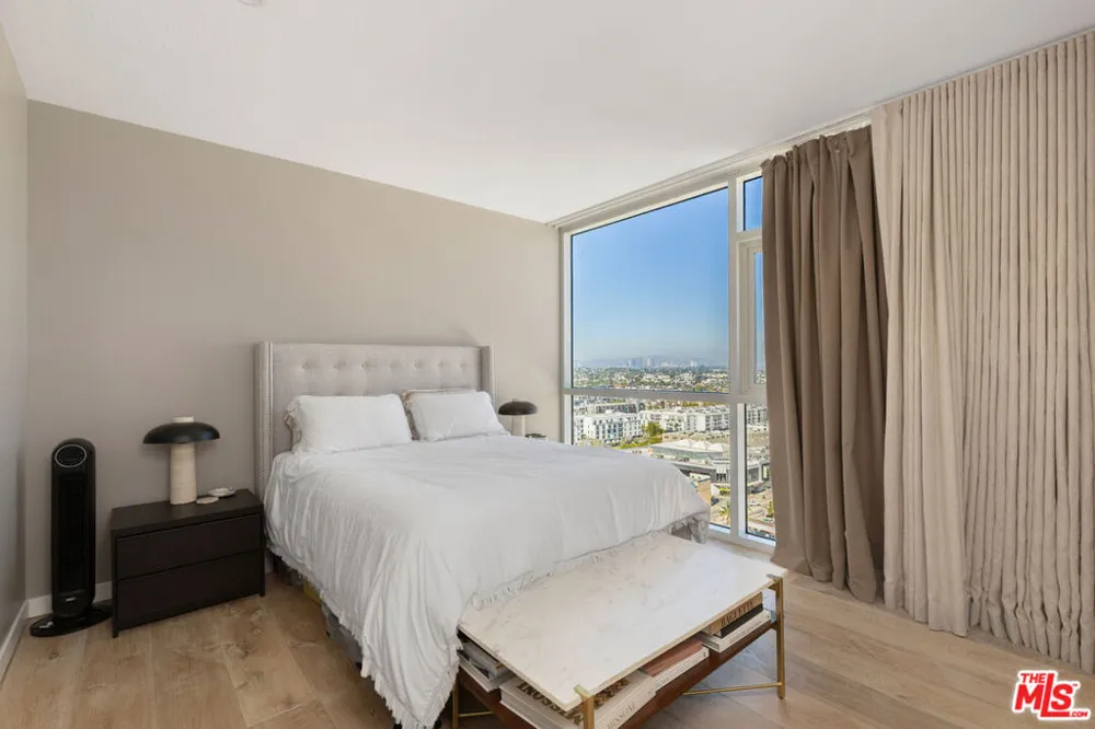 13600 Marina Pointe Drive #1906 Marina del Rey, CA 90292
