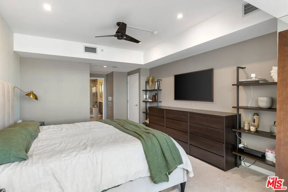 13600 Marina Pointe Drive #1906 Marina del Rey, CA 90292