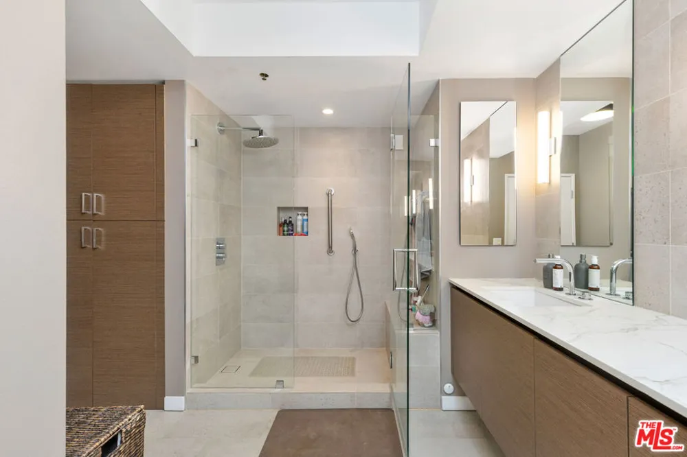 13600 Marina Pointe Drive #1906 Marina del Rey, CA 90292