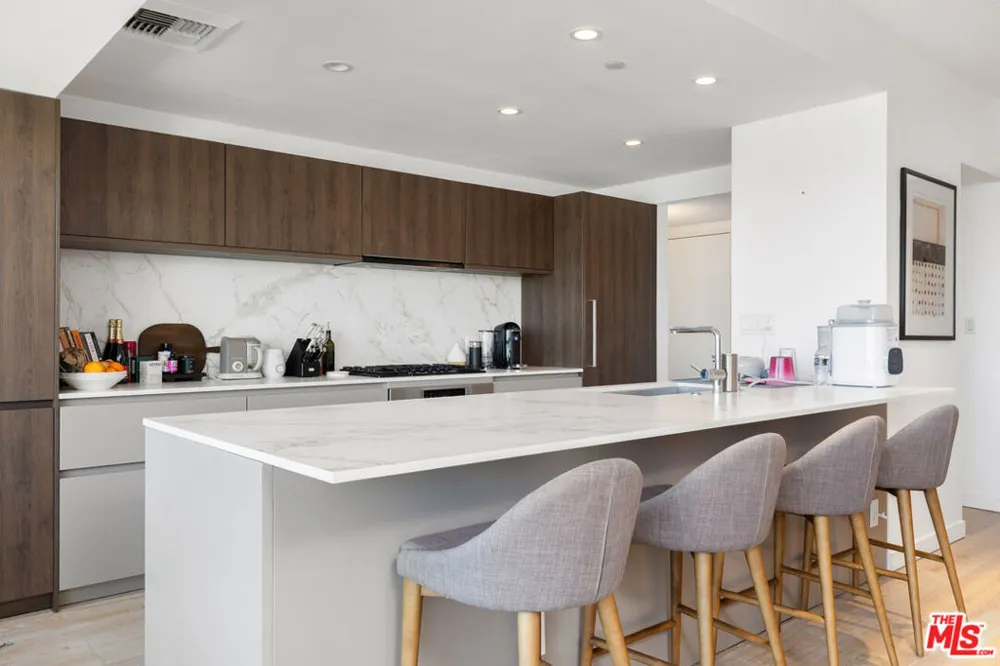 13600 Marina Pointe Drive #1906 Marina del Rey, CA 90292