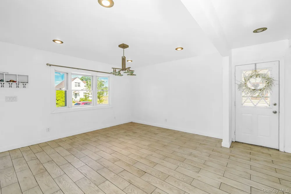 21 Lido Parkway Lindenhurst, NY 11757