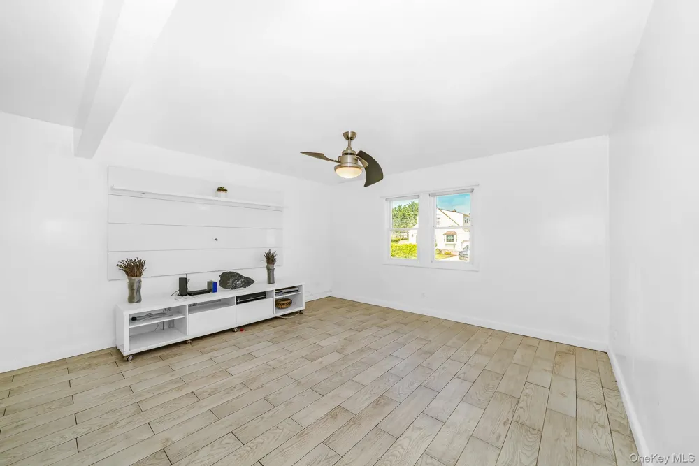 21 Lido Parkway Lindenhurst, NY 11757