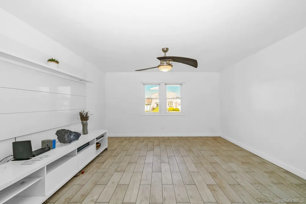 21 Lido Parkway Lindenhurst, NY 11757