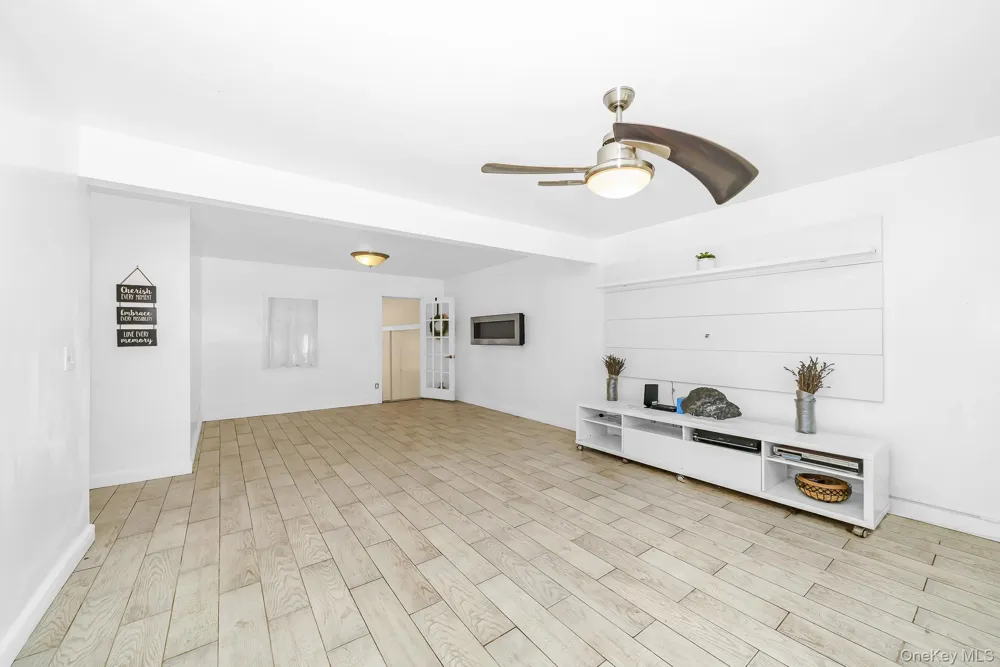 21 Lido Parkway Lindenhurst, NY 11757