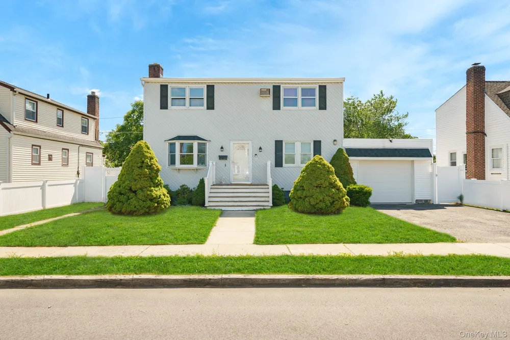 21 Lido Parkway Lindenhurst, NY 11757
