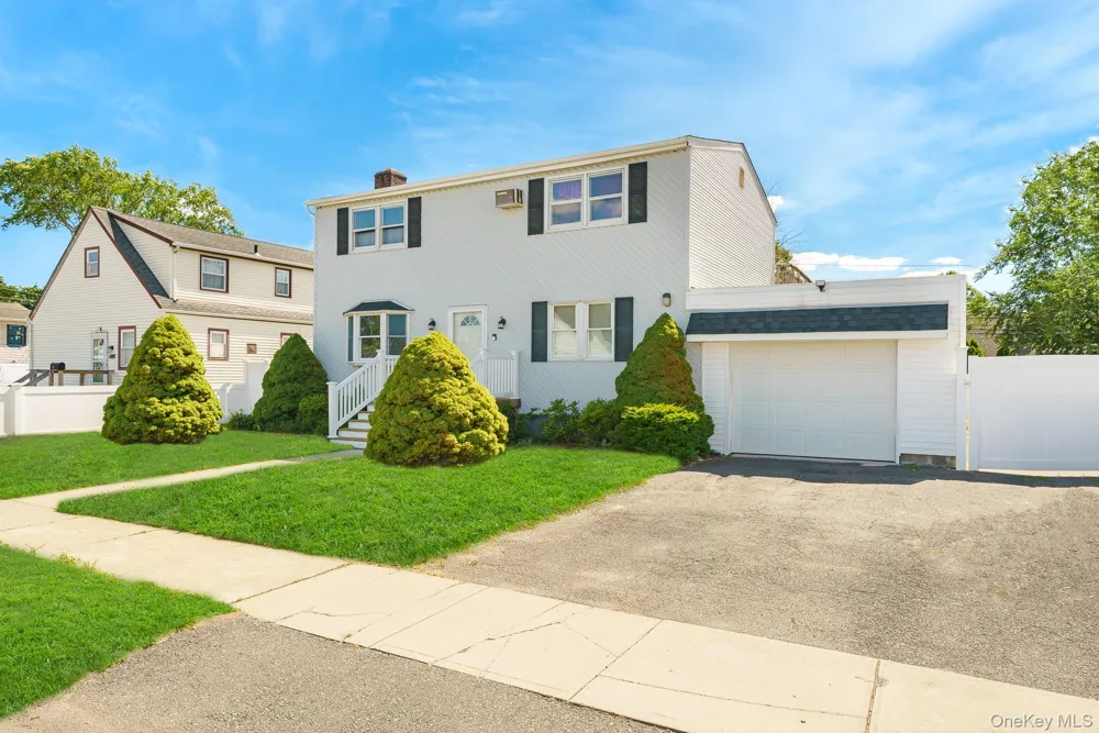 21 Lido Parkway Lindenhurst, NY 11757