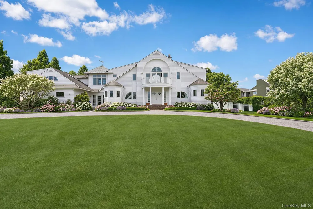 59 Farm Field Road Bridgehampton, NY 11932