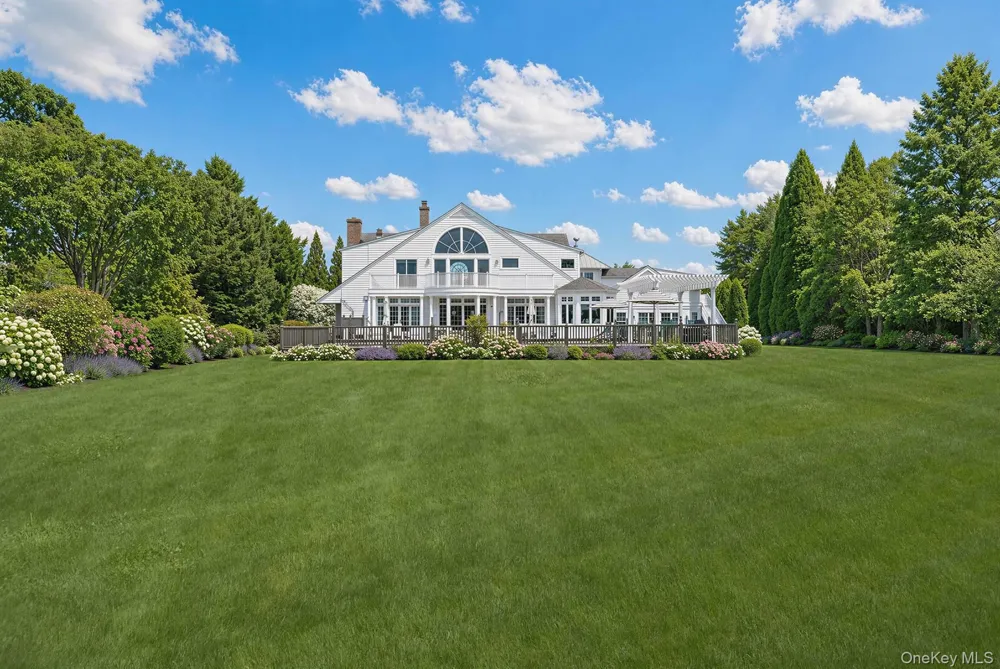 59 Farm Field Road Bridgehampton, NY 11932