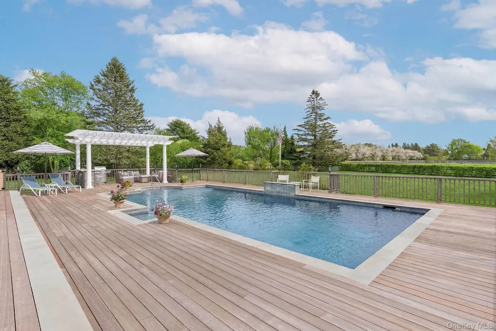 59 Farm Field Road Bridgehampton, NY 11932