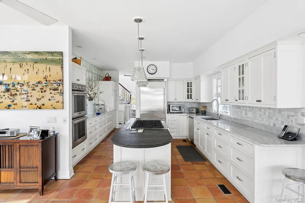 59 Farm Field Road Bridgehampton, NY 11932