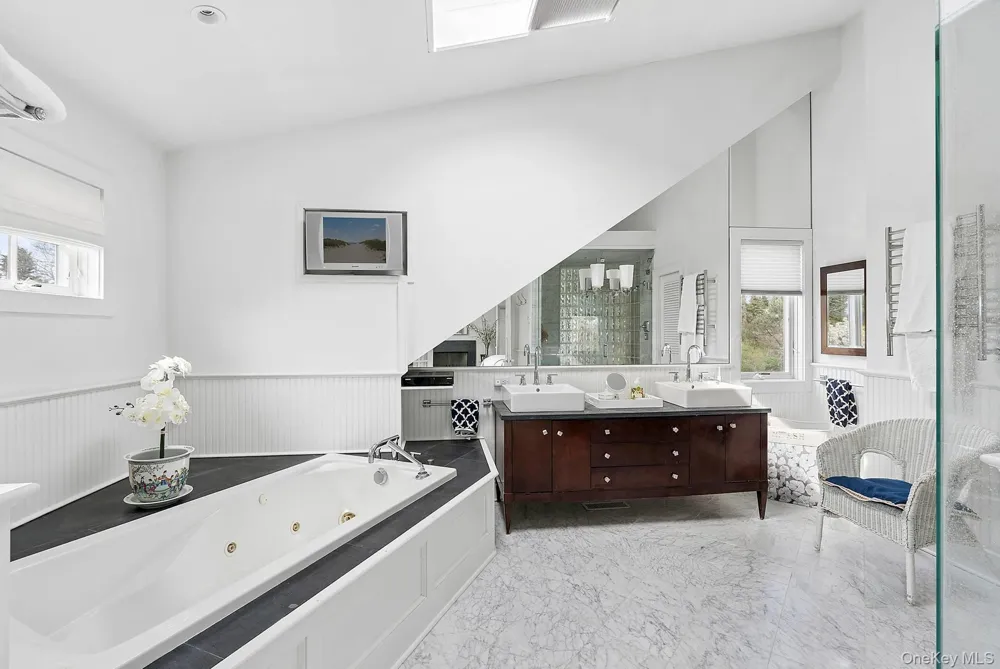 59 Farm Field Road Bridgehampton, NY 11932