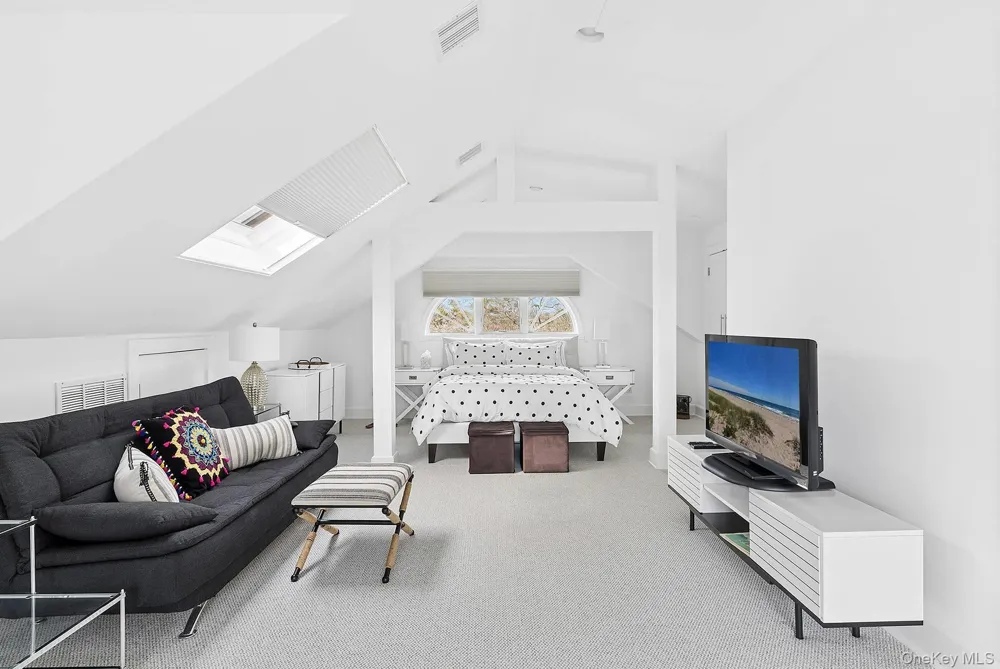 59 Farm Field Road Bridgehampton, NY 11932
