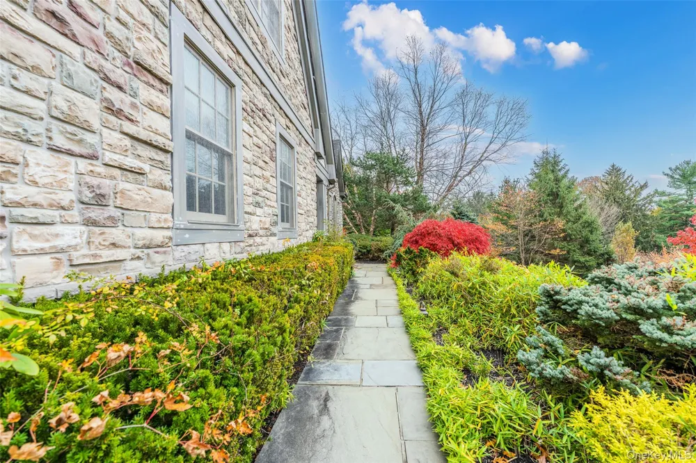 5 Westgate Road Muttontown, NY 11791