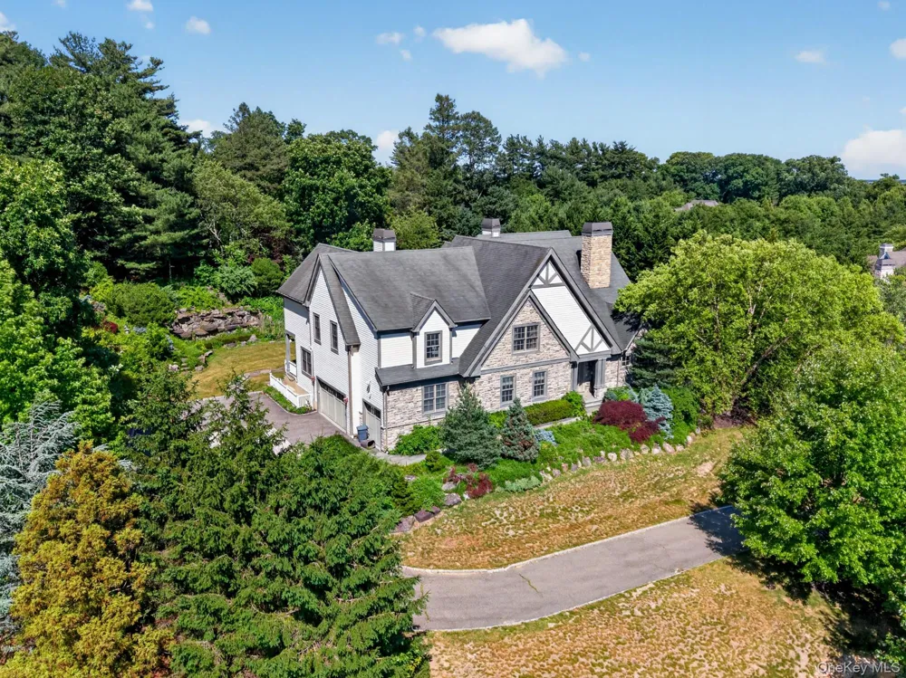 5 Westgate Road Muttontown, NY 11791