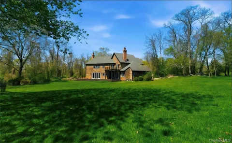 9 Locust Woods Drive