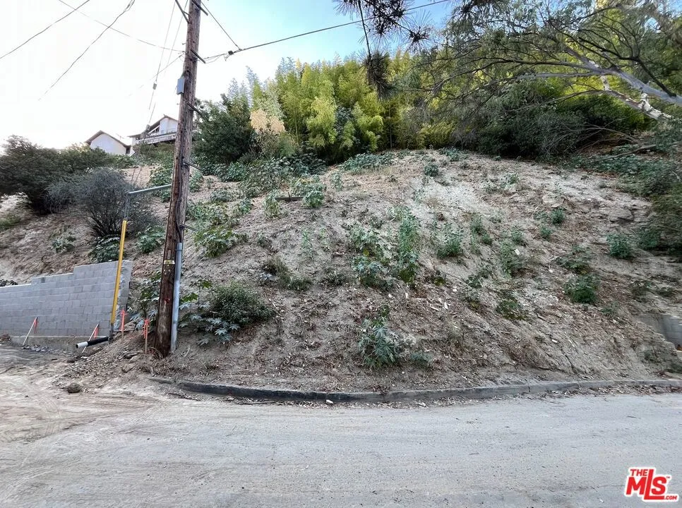 3947 Hopevale Drive Sherman Oaks, CA 91403