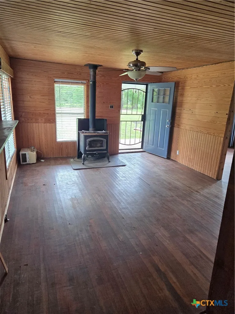 2631 C R 302 Rockdale, TX 76567