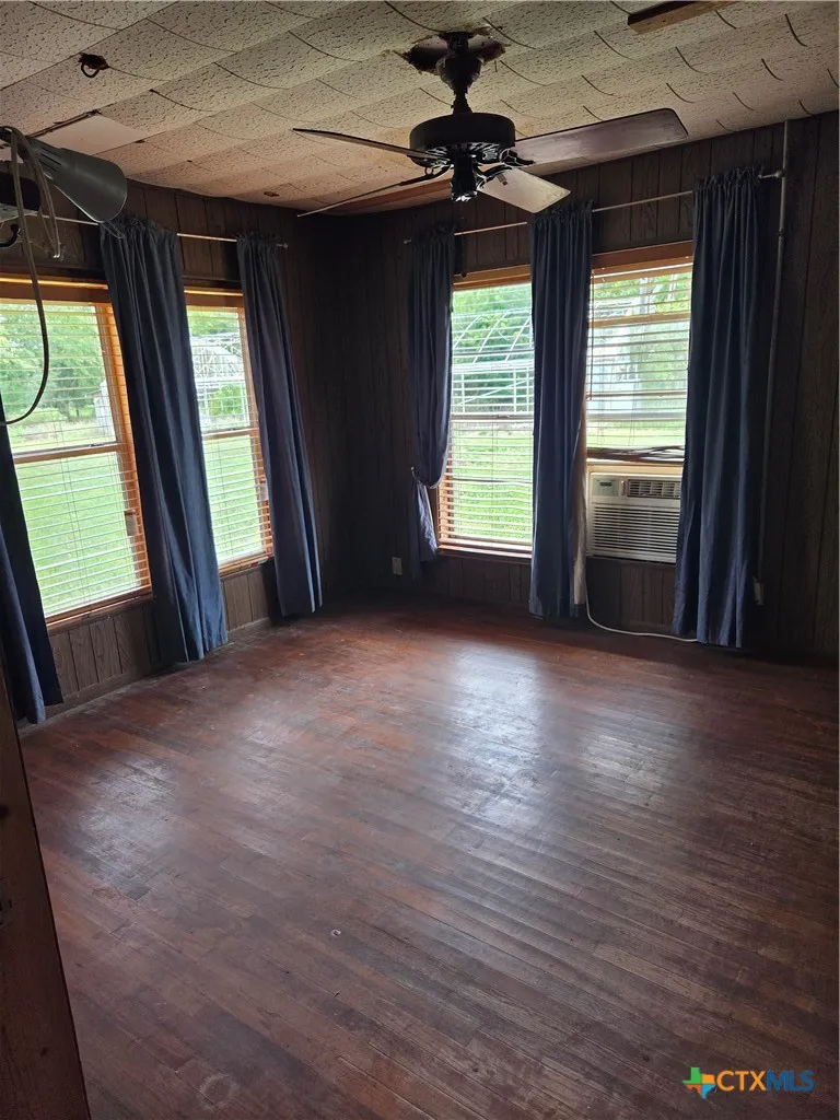 2631 C R 302 Rockdale, TX 76567