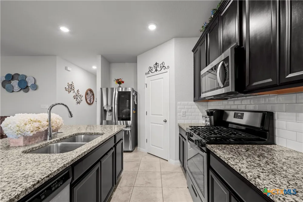 407 Water Way Avenue Hutto, TX 78634