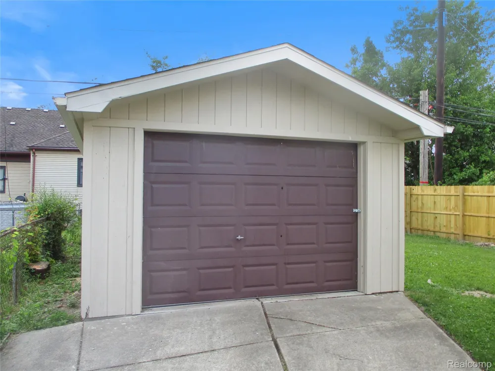 23777 Piper Avenue Eastpointe City, MI 48021