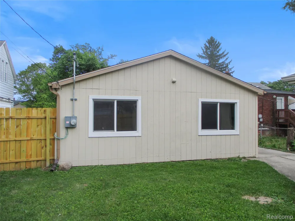 23777 Piper Avenue Eastpointe City, MI 48021