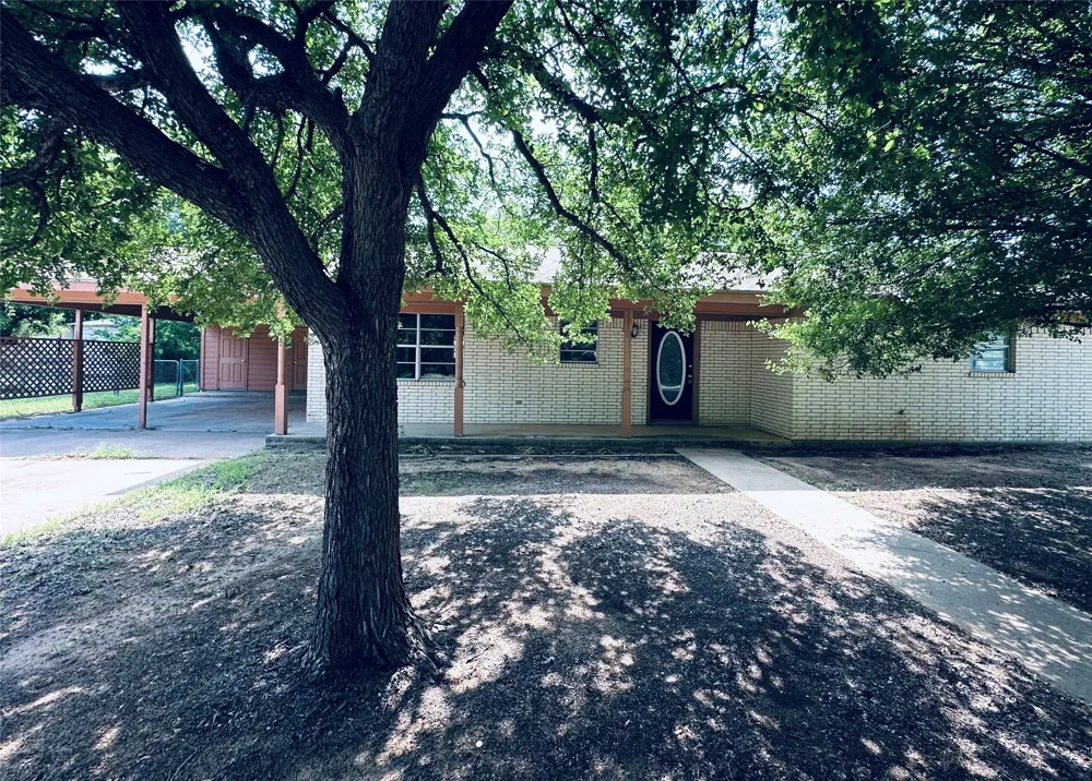 303 Victor Street Comanche, TX 76442