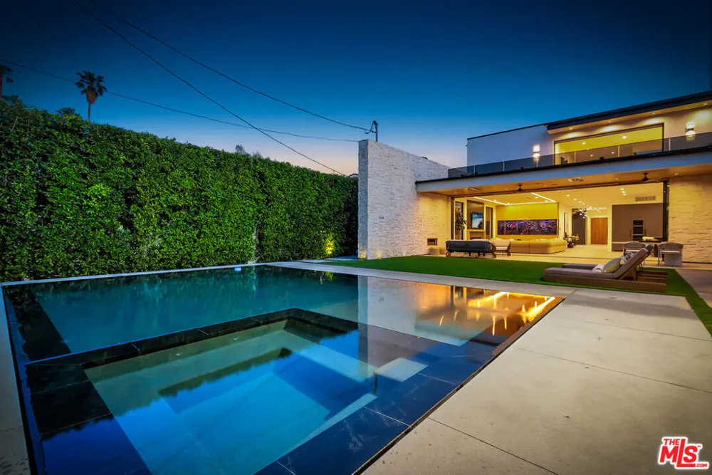 15743 Hesby Street Encino, CA 91436