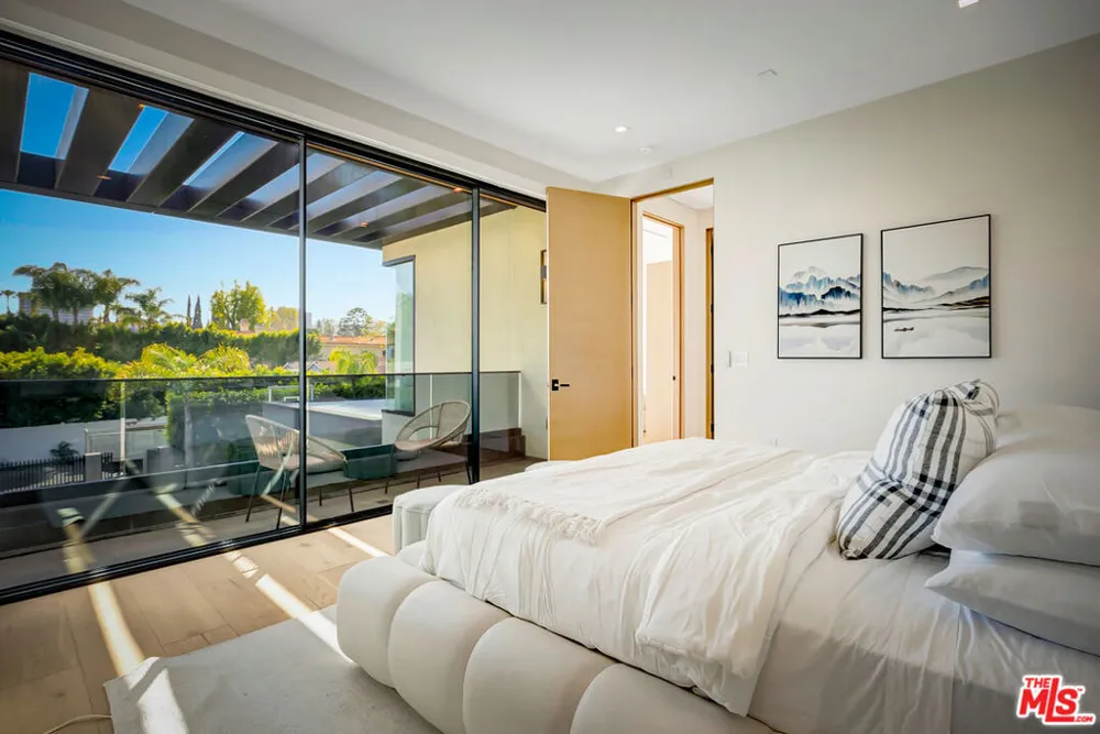15743 Hesby Street Encino, CA 91436