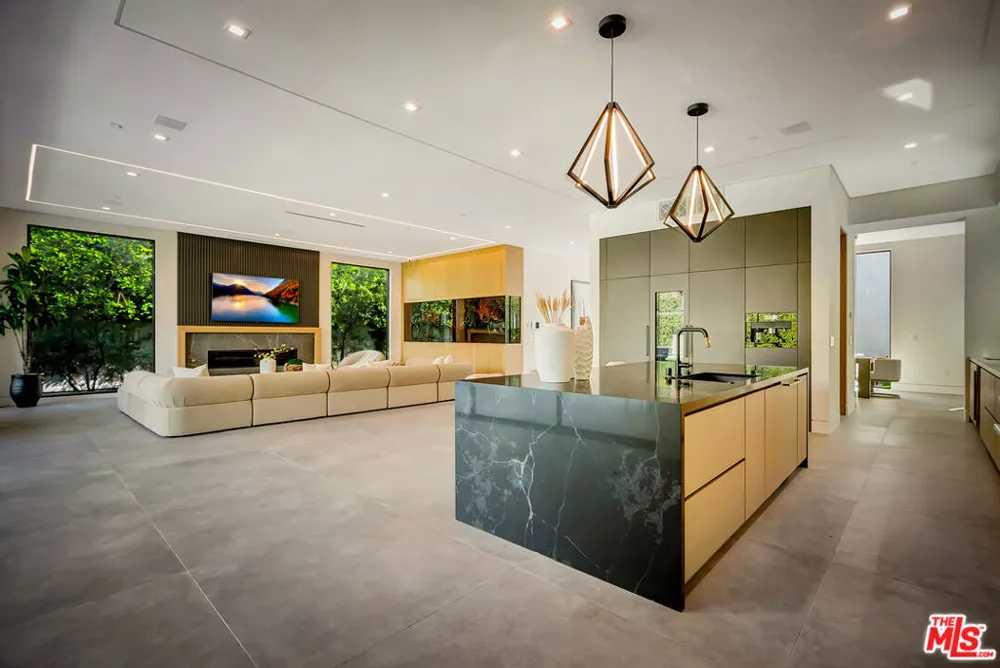 15743 Hesby Street Encino, CA 91436