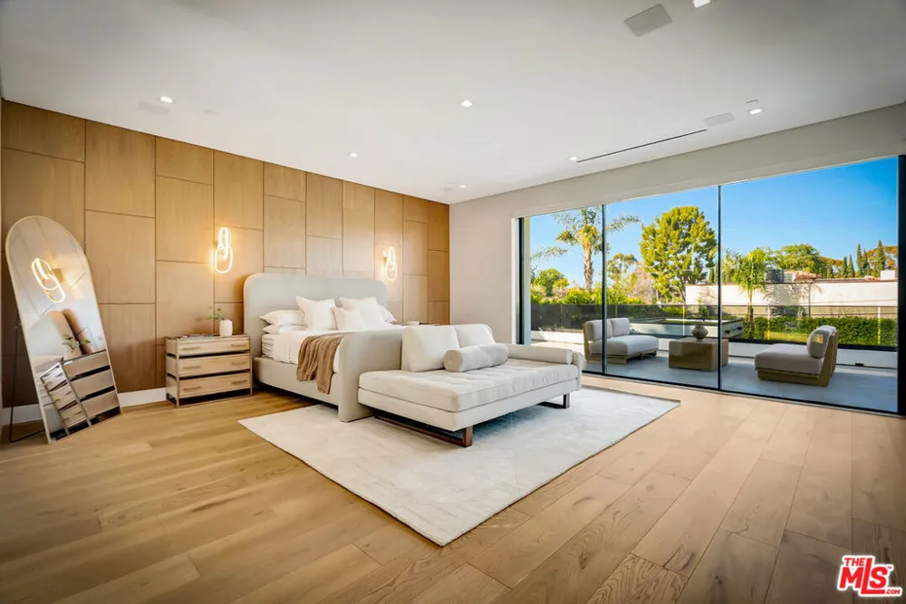 15743 Hesby Street Encino, CA 91436