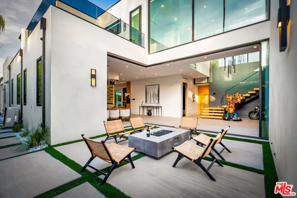 15743 Hesby Street Encino, CA 91436