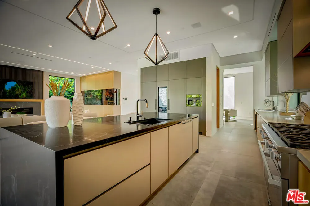 15743 Hesby Street Encino, CA 91436
