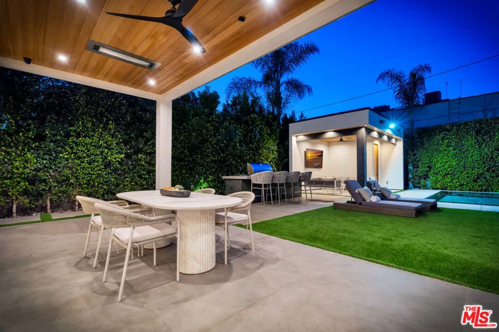 15743 Hesby Street Encino, CA 91436