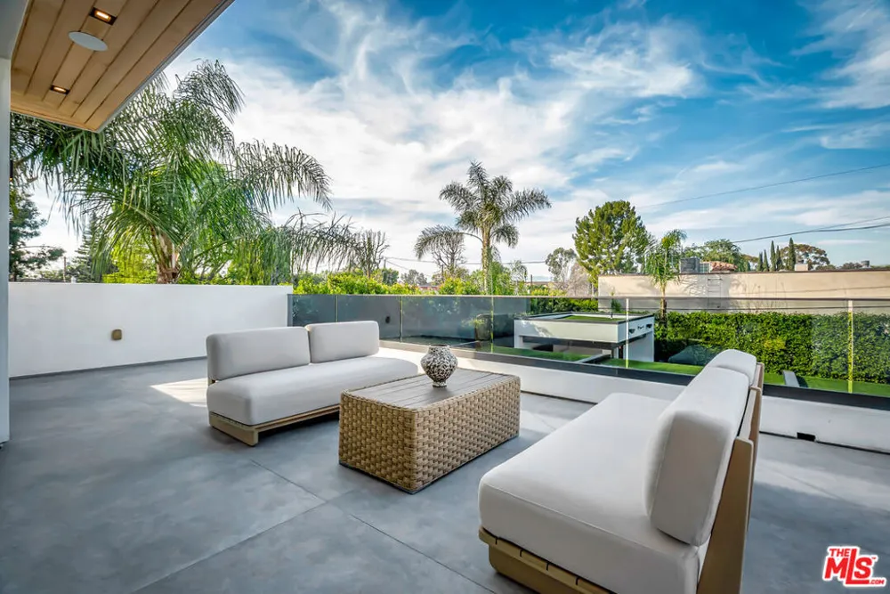 15743 Hesby Street Encino, CA 91436