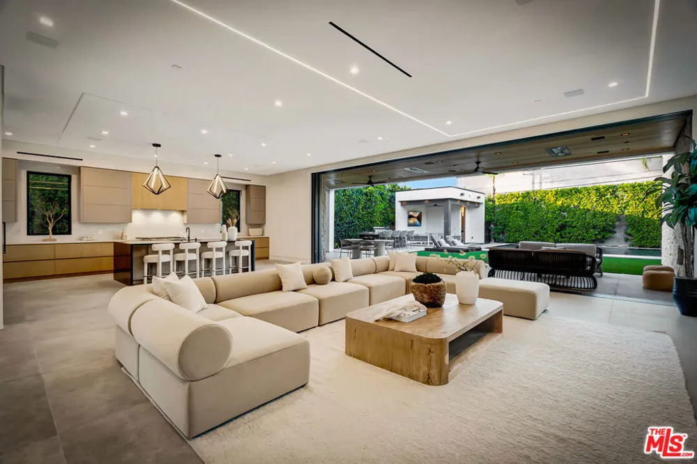 15743 Hesby Street Encino, CA 91436