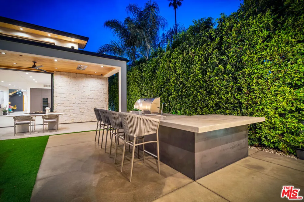 15743 Hesby Street Encino, CA 91436