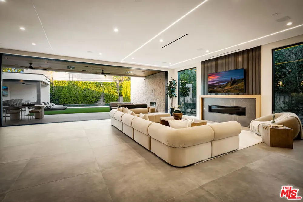 15743 Hesby Street Encino, CA 91436