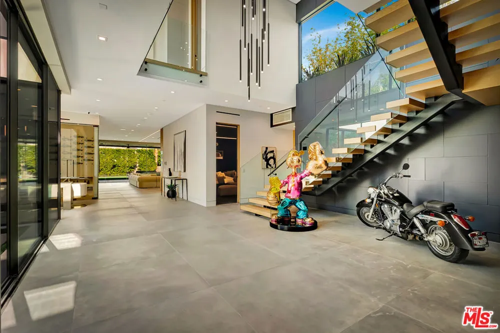 15743 Hesby Street Encino, CA 91436