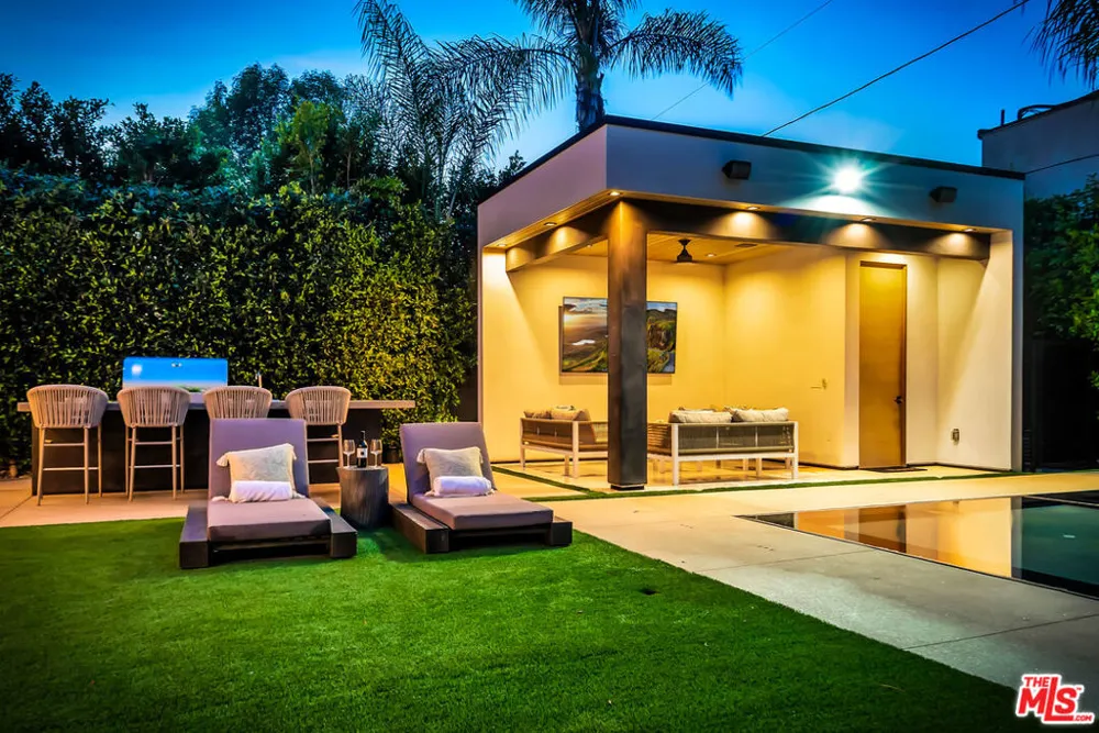 15743 Hesby Street Encino, CA 91436