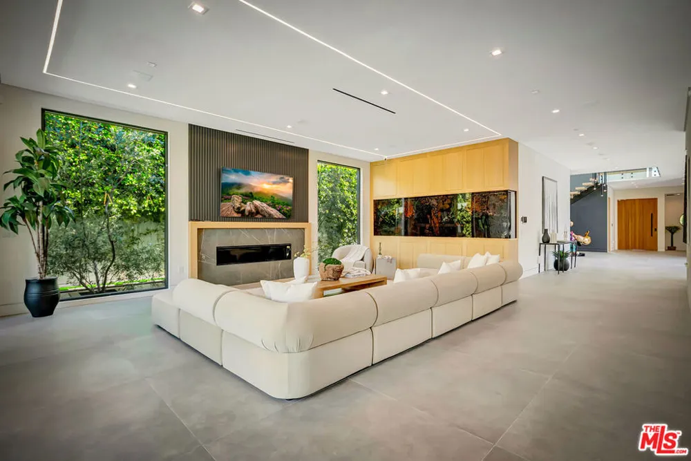 15743 Hesby Street Encino, CA 91436